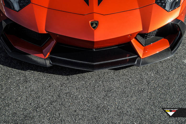 Chiếm trọn phần dưới của cản trước là cánh khuếch tán không khí "nhái" theo bản Aventador LP720-4 50th Anniversario.