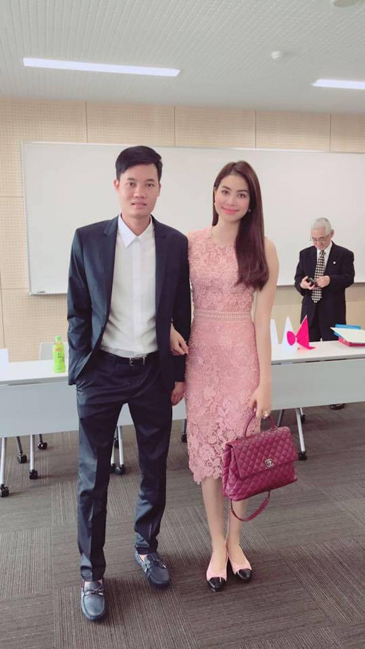 Chuyện hỷ chưa được bao lâu thì gia đình Phạm Hương phải đối mặt với nỗi đau bố qua đời. Mới đây, trên trang cá nhân Phạm Hương chia sẻ: "Sẽ cùng nhau sống thật tốt vì cha nhé. Cả nhà nhớ cha rất nhiều".