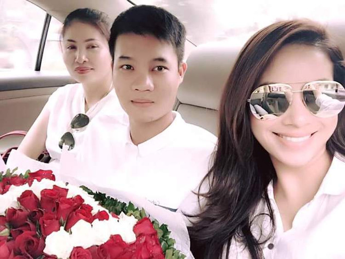 3 mẹ con Phạm Hương thường xuyên chụp ảnh chung hạnh phúc bên nhau