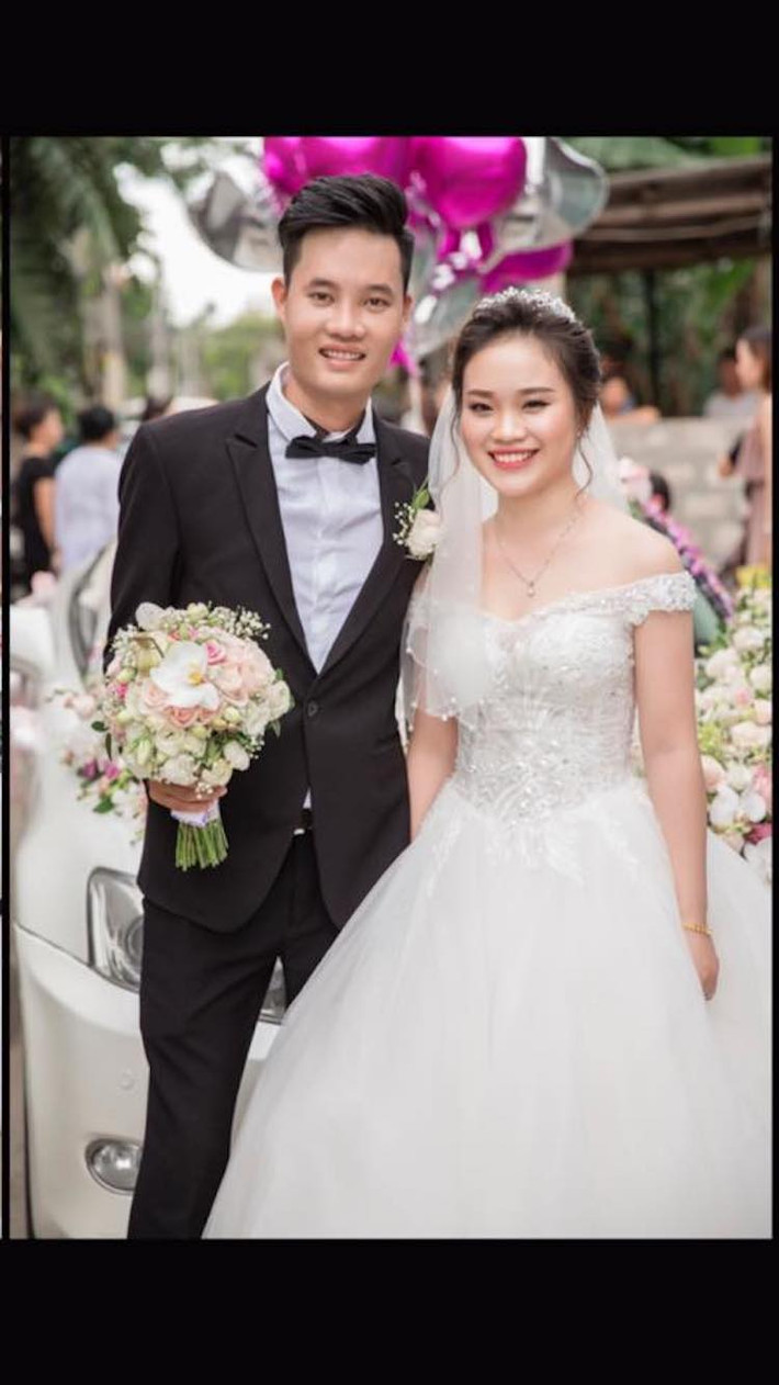 Vào tháng 7 vừa qua, em trai Phạm Hương tổ chức đám cưới với cô dâu Hồng Linh. Đám cưới diễn ra khá tươm tất tại Hải Phòng, không gian ngập tràn sắc vàng do chính Phạm Hương lên ý tưởng. Hình ảnh Hoa hậu Hoàn vũ Việt Nam 2015 ăn mặc giản dị, thân hình khá gầy lo lắng, đảm đang trong đám cưới của em trai khiến nhiều người cảm phục.