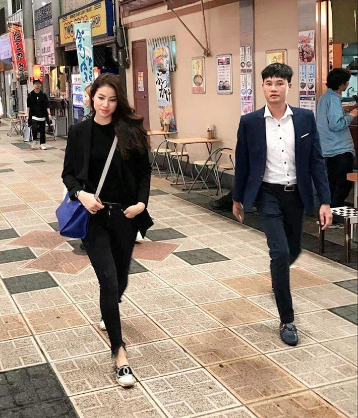 Là con gái lớn trong gia đình có 2 chị em, lại là kinh tế chính của gia đình, Phạm Hương một lúc vừa chăm sóc cho bố bị ốm nặng, vừa lo lắng đám cưới cho em trai ruột.