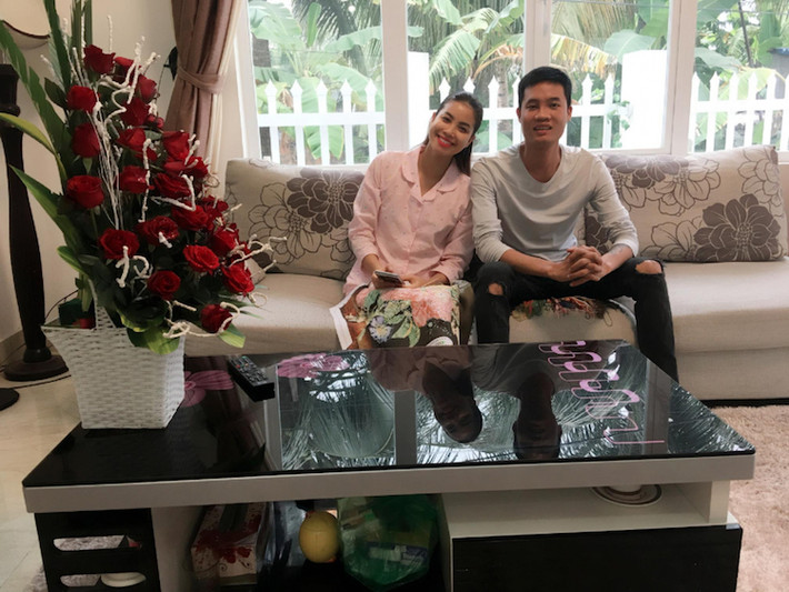 Hai chị em khá thân thiết, thường tranh thủ chụp ảnh với nhau mỗi khi Hoa hậu Phạm Hương về nhà.