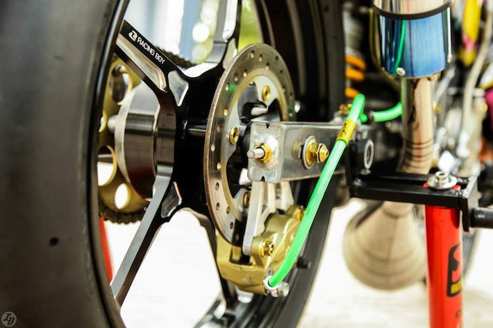 Đĩa sau của xe lấy từ Yamaha Exciter, kèm theo heo Brembo 2 pis đối xứng bắt ngược. Chiếc Z125 lăn bánh trên bộ mâm Racing Boy 5 cây CNC đắt tiền, cùng với lốp trơn như xe đua.