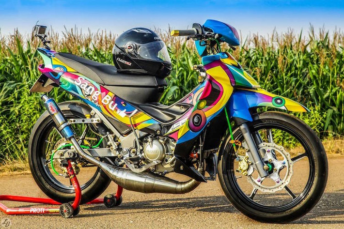 Cùng với "Su xì-po", mẫu xe máy Yamaha Z125 là 2 trong số những chiếc xế nổ 2 kỳ nổi tiếng nhất với dân chơi Việt. Tên gọi "cá mập" của xe xuất phát từ phần đuôi được tạo hình với các gờ giống mang cá mập.