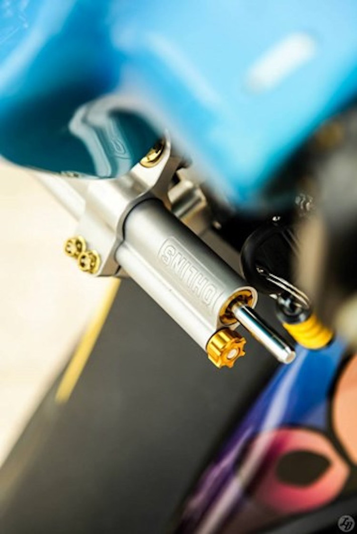 Ở phía trên cổ là cây trợ lực Ohlins giúp xe ổn định hơn khi "đóng" ở tốc độ cao cho chiếc xe độ nhà Yamaha.