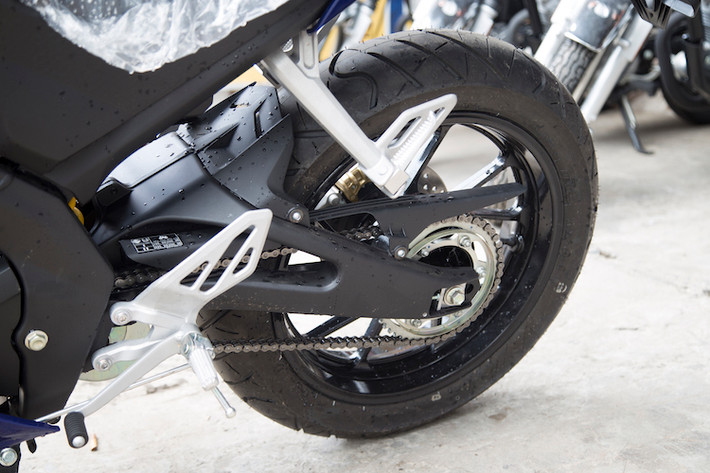 Với công suất lớn hơn, Yamaha cũng đã nâng kích thước lốp sau lên thành 140/70/17 - rộng hơn TFX 150 1 cm và ngang với R3. Dù vẫn sử dụng bộ khung nhôm Deltabox quen thuộc của thế hệ trước nhưng nhờ có gắp sau trọng lượng nhẹ và thiết kế mới, tỷ lệ phân phối trọng lượng trước/sau của R15 2017 đạt mức hoàn hảo 50:50.
