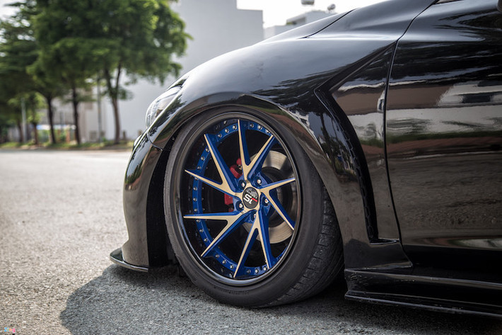 Mâm JS Forged làm bằng hợp kim trọng lượng nhẹ, kích thước 19 inch dành cho xe thể thao, đi cùng lốp Michelin.