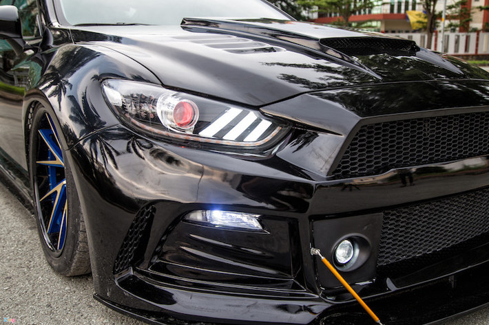 Đèn pha bi-xenon có 3 dải đèn nhận diện đặc trưng của Ford Mustang thế hệ mới. Nắp capo có thêm hốc gió.