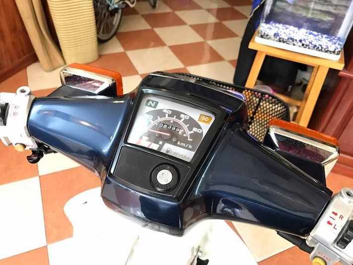 Dù đã trải qua quãng đường hơn 8300 km nhưng chiếc Cub 82 này vẫn giữ được độ mới đáng ngạc nhiên, thậm chí có thể so sánh được với nhiều chiếc xe "đập thùng". Ngoài ra nó còn nổi bật bởi loạt phụ kiện chính hãng độc đáo, hữu dụng.