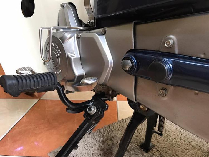 Trên thế hệ này, động cơ của xe cũng đã được bổ sung thêm bộ đề và có kết cấu mô-tơ điện, cuộn điện và bưởng điện phía bên trái như chiếc Cub 100 EX (hay Honda Dream II) xuất hiện 2 năm sau, vào năm 1986. Cũng như sơn thân xe, màu sơn trên bưởng máy cũng lấp lánh nhũ bạc như xe mới.