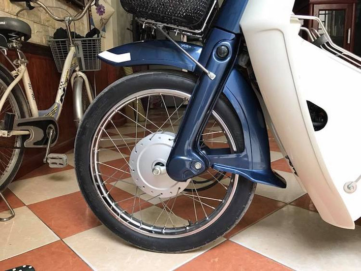 So với phiên bản 70 cc, Honda Super Cub C90 vẫn sử dụng hệ thống phuộc trước "giò gà" đặc trưng, nhưng có phanh đùm trước đường kính lớn hơn để tăng độ an toàn. Màu sơn đặc trưng nhất của những chiếc Cub 82 tại Việt Nam là màu xanh cửu long đầy nhã nhặn, tuy nhiên chiếc xe này còn được bán với nhiều màu khác nhau.