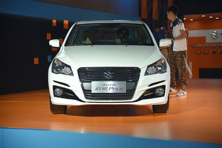 So với Ciaz phiên bản hiện tại, Alivio Pro sở hữu phần đầu với thiết kế mới. Trong đó, lưới tản nhiệt trước của xe đã được kéo rộng xuống thành hình thang như những chiếc Audi cách đây 10 năm, cùng với cản trước được thiết kế lại hoàn toàn khiến cho Alivio Pro trông khỏe mạnh và cao cấp hơn.
