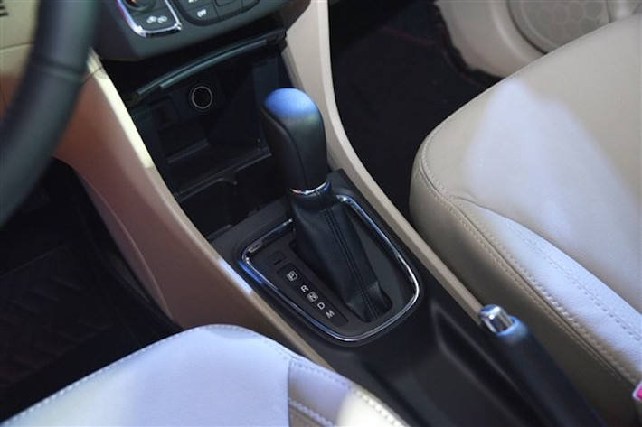 Các trang bị tiêu chuẩn của Alivio Pro cũng khá đầy đủ với ABS, EBD, khởi động không cần chìa, khởi động bằng nút bấm, 6 túi khí, cần chuyển số trên vô-lăng ở phiên bản số tự động và cửa sổ trời.