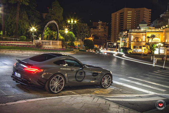 Đi kèm với những vòm bánh rộng, chiếc AMG GT S đã được trang bị bộ mâm nguyên khối đẹp mắt với thiết kế 10 cánh kép đánh bóng, có mã VPS-307 của hãng mâm "hàng hiệu" Vossen.