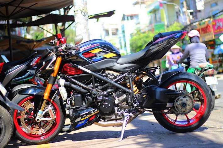 Trong khi Triumph Speed Triple được coi là "khởi điểm" cho kiểu dáng xe Streetfighter thì mẫu xe môtô Ducati Streetfighter mới chính là "người tiên phong" khiến phong cách này trở nên phổ biến hơn. Dù chỉ được sản xuất từ năm 2009 tới 2015 nhưng dòng xe này đã chiếm được tình cảm của nhiều biker trên Thế giới bởi vẻ ngoài cực "chiến" của mình.