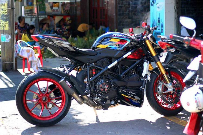 Chỉ được trang bị một số "đồ chơi" nhẹ nhàng và dán lại tem, tuy nhiên chiếc môtô Ducati Streetfighter của một Ducatista tại Sài Gòn đã có được vẻ ngoài nổi bật, bắt mắt và không "đụng hàng" trên phố.