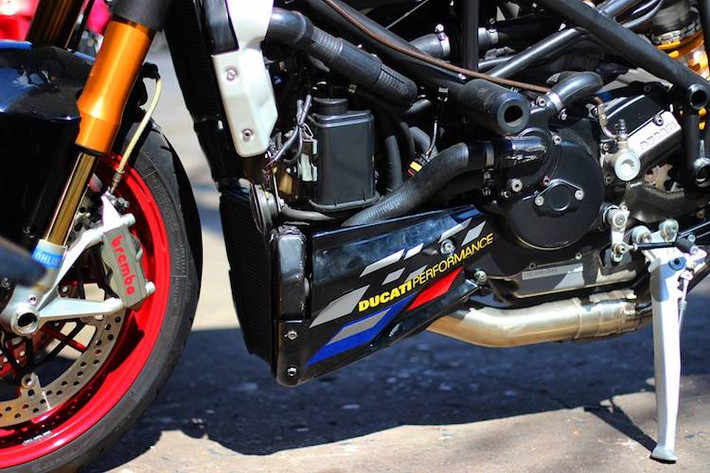 Về "nội công", khối động cơ nguyên bản của Streetfighter chỉ được độ lại pô SC Project để cho tiếng nổ uy lực hơn. Tuy nhiên, hiệu năng của xe vẫn được nâng cao do chủ xe đã thay cặp phuộc trước Ohlins kết hợp với hệ thống phanh gồm cặp heo Brembo M4 4 piston cho cả 2 bên đĩa.