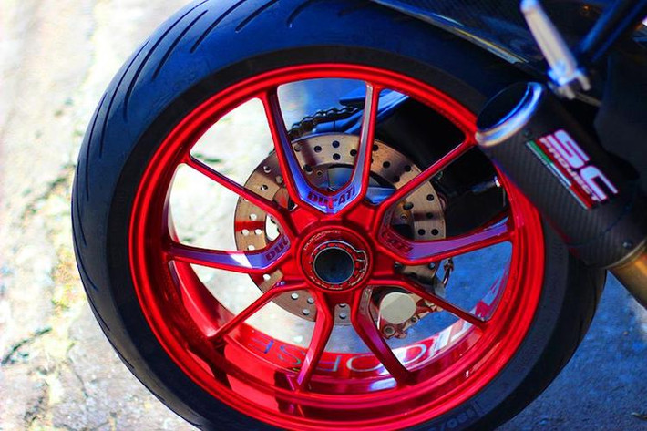 Ở phía sau, hệ thống phanh Brembo 2 pis đối xứng của Streetfighter không có sự thay đổi. Cặp mâm 5 cánh cũng vẫn được giữ nguyên, chỉ được trang trí lại bằng cách sơn đỏ chrome bắt mắt và dán tem trang trí. Bộ lốp Michelin Pilot Power 3 giữ cho mẫu siêu streetfighter của Ducati ổn định trên đường.