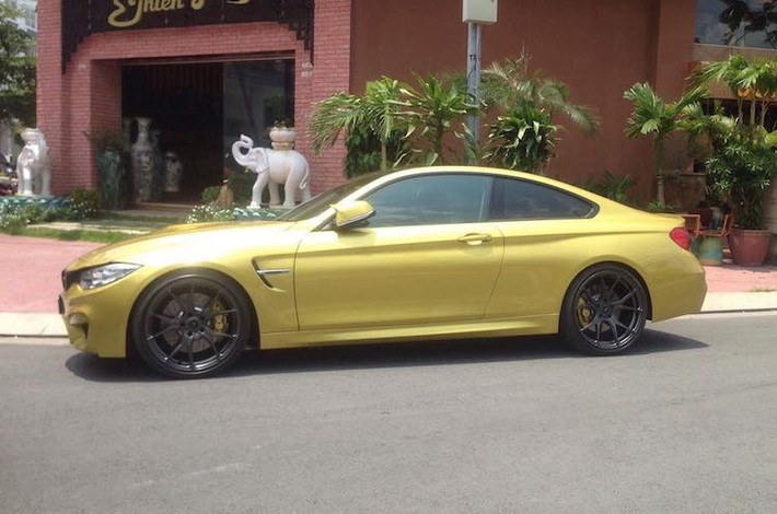Hiện tại ở Việt Nam đang có không dưới 3 chiếc xe ôtô BMW M4 có mặt. Mới đây nhất, một chiếc BMW M4 màu "độc" Austin Yellow đã xuất hiện tại Sài Gòn, sau các phiên bản màu xanh dương Yas Marina Blue hay mui trần màu trắng. Thuộc thế hệ M4 đầu tiên với tên mã F82, trên thực tế M4 chính là M3 Coupe trước đây.