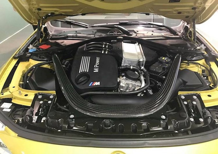 M4 chia sẻ chung động cơ 3.0l 6 xi-lanh thẳng hàng tăng áp kép với công nghệ TwinPower Turbo với M3, đem tới công suất tối đa lên tới 431 mã lực và mô-men xoắn cực đại 550 Nm. Đi kèm với động cơ là hệ dẫn động cầu sau cùng 1 trong 2 lựa chọn hộp số là sàn 6 cấp hoặc ly hợp kép 7 cấp với lẫy chuyển sau vô-lăng.