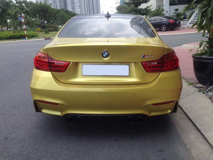Chiếc M4 màu Austin Yellow đang ở Sài Gòn có hộp số ly hợp kép cao cấp hơn, khiến xe chỉ mất 4,3 giây để đạt 0-100 km/h và tốc độ tối đa bị giới hạn ở 250 km/h.