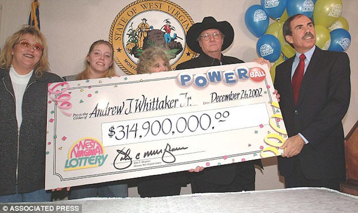 Andrew Jackson Whitaker Jr.: Nhà thầu xây dựng này từng trúng 315 triệu USD vào năm 2002. Sau khi nộp thuế, ông bỏ túi 114 triệu USD. Nhưng từ đó, ông liên tục gặp bất hạnh. Sau 2 lần mất chiếc xe hơi có chứa 545.000 USD vào năm 2003 và 200.000 USD một năm sau, cô cháu gái cùng cháu rể tương lai lần lượt qua đời do sốc thuốc. Bản thân ông lại bị kiện vì gian lận để trúng giải. 4 năm sau khi trúng giải, ông quay về kiếp trắng tay.