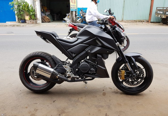 Ở dạng nguyên bản, TFX vốn đã đi kèm với bộ mâm được lấy từ chiếc Yamaha R3/MT-03 lớn hơn; tuy nhiên do đi kèm lốp bản nhỏ và chiều rộng mâm không lớn lắm nên chiếc xe vẫn chưa có được độ "hầm hố" như những mẫu môtô phân khối lớn. Để khiến chiếc xe có dáng khỏe khoắn hơn, xưởng độ Tự Thanh Đa (TTD) tại Sài Gòn đã tiến hành "phẫu thuật dàn chân" cho TFX.