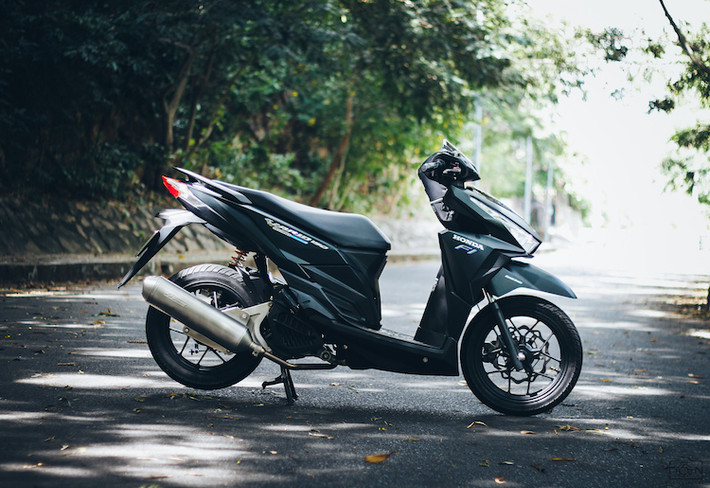 Đa số các bản độ Vario tại Việt Nam đều được các biker độ theo phong cách kiểng, "lên đồ chơi" để trở nên bắt mắt hơn. Chiếc Vario này đã được chủ xe giữ gần như nguyên bản ở dàn ngoài, chỉ thay đổi một số chi tiết trên xe bằng loạt đồ chơi hàng hiệu để khiến nó trở nên nổi bật và đem lại cảm giác điều khiển tốt hơn.