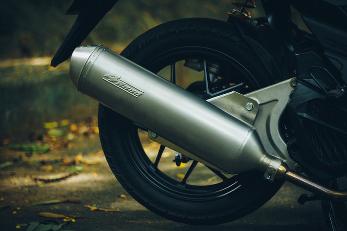 Khối động cơ nguyên bản của Honda Vario 150 không có sự thay đổi, ngoại trừ hệ thống xả mới với pô Leovince 4Road. Được thiết kế dành riêng cho các dòng xe tay ga, cây pô này đem tới tiếng nổ trầm ấm mà không khiến chiếc xe bị mất lực.