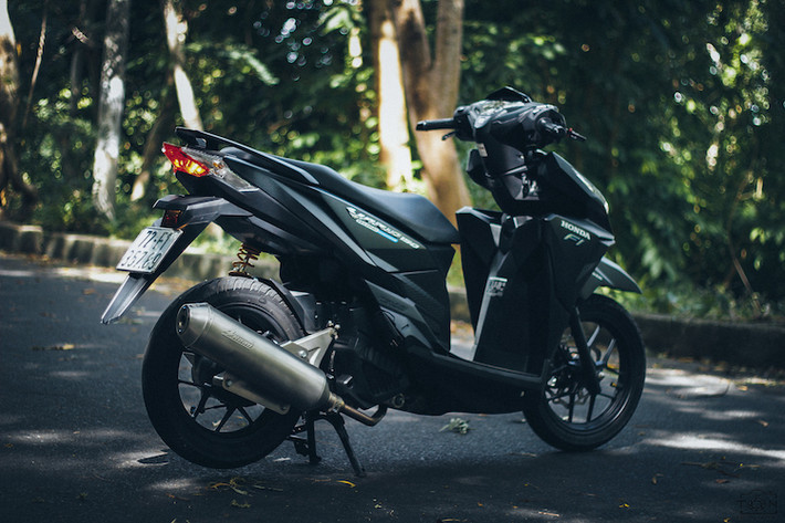 Mẫu xe tay ga nhập khẩu từ Indonesia với kiểu dáng cá tính Honda Vario 150 đã càng trở nên nổi bật hơn nhờ có một số phụ tùng nâng cấp nhỏ nhưng hiệu quả được người chơi xe Việt Nam trang bị.