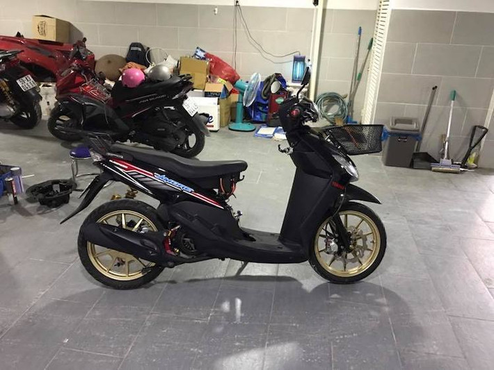 Điểm nhấn cuối cùng của bản độ độc đáo này là bộ yên gọt mỏng theo phong cách drag để giảm trọng lượng. Mẫu xe tay ga Yamaha Mio cỡ nhỏ đã được người chơi xe Sài Gòn độ "hết bài", không chỉ tiện dụng mà còn có động cơ mạnh mẽ với các phụ tùng từ Thái Lan và nhiều nước khác.
