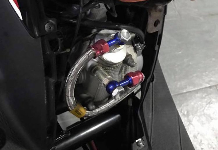 Ở dạng nguyên bản, Mio đời đầu sở hữu khối động cơ 113,7 cc SOHC xi-lanh đơn 2 van làm mát bằng chất lỏng, đem tới công suất 8 mã lực. Tuy nhiên, công suất thực của bản độ này còn mạnh hơn xe "zin" rất nhiều khi đã được chủ xe độ full "đầu lòng", piston cùng các chi tiết máy độ từ Thái Lan.