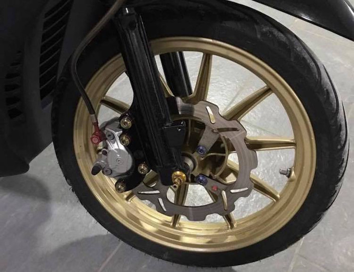 Hòa trộn giữa phong cách kiểng và drag, một biker Sài Gòn đã độ lại chiếc Mio đời cũ để chiếc xe không chỉ tiện dụng mà còn có sức mạnh đáng nể. Bắt đầu từ "dàn chân", chiếc xe đã được độ hệ thống phanh trước với đĩa Galfer cùng heo Brembo 2 pis đối xứng. Trong khi đó, cặp mâm nguyên bản của Mio được thay bằng mâm Racing Boy 10 cây thiết kế dành riêng cho xe.