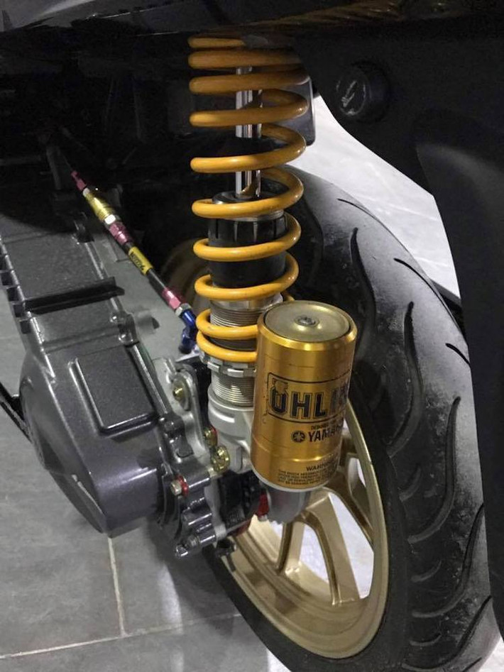 Để tăng độ ổn định và an toàn cho chiếc xe, cây phuộc Ohlins bình dầu rời "hàng hiệu" thiết kế dành riêng cho xe ga Yamaha độ cùng lốp Michelin Pilot Street đã được lựa chọn. Thay vì kiểu dáng của Mio Việt Nam, chiếc xe đã được độ lại với dàn vỏ của phiên bản Mio tới từ Thái Lan.