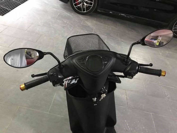 Để bảo đảm sự tiện dụng, chiếc xe đã được lắp đầy đủ giỏ phía trước cùng baga phía sau. Nằm ở khu vực tay lái của Mio chỉ được trang trí nhẹ nhàng bởi cặp gù Rizoma. Điểm nhấn nổi bật nhất trên tay lái là cụm đồng hồ điện tử Koso đa năng thiết kế dành riêng cho Mio, lắp vừa khít với nhựa zin của xe.