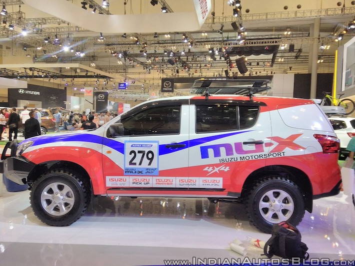 Ở hai bên thân xe, khoảng sáng gầm cơ bản cùng mâm của MU-X Off-roader vẫn giữ nguyên so với phiên bản thường. Tuy nhiên bọc xung quanh bộ mâm là những chiếc lốp gai địa hình chuyên nghiệp. Isuzu cũng đã lắp sẵn cho xe một baga lớn trên mui để chằng đồ.