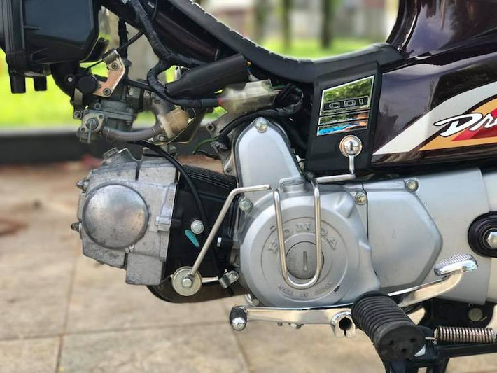 Ngoại trừ một số vết xước nhỏ trên bưởng côn do quá trình sử dụng, phần động cơ của xe đã được phục chế lại như mới ở cả bên trong lẫn bên ngoài. Phần "đầu bò" - đầu xi-lanh cùng gầm xe ánh nhôm hợp kim đã cho thấy điều đó.