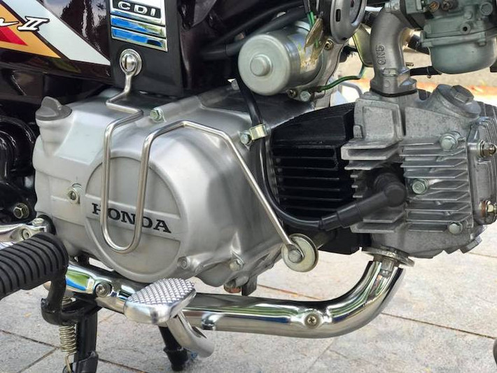 Khối động cơ 1 xi-lanh, 4 kỳ SOHC của Dream có kết cấu đơn giản, dễ sửa chữa và cực kỳ bền bỉ, với dung tích thực 97 cc, đạt công suất tối đa 8 mã lực và mô-men xoắn cực đại 8,1 Nm. Xe được trang bị hộp số vòng 4 cấp côn tự động.