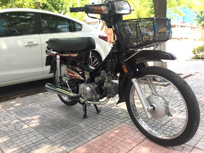 Đặc biệt, những chiếc Honda Dream biển khủngl uôn được người chơi săn lùng để "giật mới". Tìm kiếm được một chiếc Dream sản xuất khoảng năm 97 với biển số tứ quý cực đẹp, một người đam mê Dream II tại Hà Nội đã "dọn" lại chiếc xe với những phụ tùng "chuẩn" để khiến chiếc xe có vẻ ngoài như vừa rời nhà máy Honda.