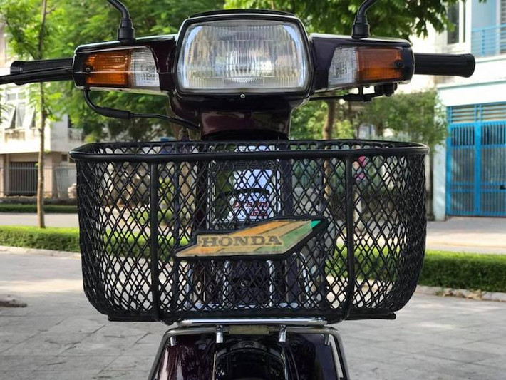 Để có thể phục chế xe về như "đập thùng", những phụ tùng mới tinh, "xé nilon" hoặc đã qua sử dụng nhưng còn mới đã được người chơi săn lùng cho "xế cưng". Nghe có vẻ dễ dàng, nhưng việc tìm mua được những phụ tùng chuẩn của Dream II Thái Lan, không phải là hàng sản xuất lại là việc không đơn giản do dòng xe này đã bị dừng sản xuất từ lâu.