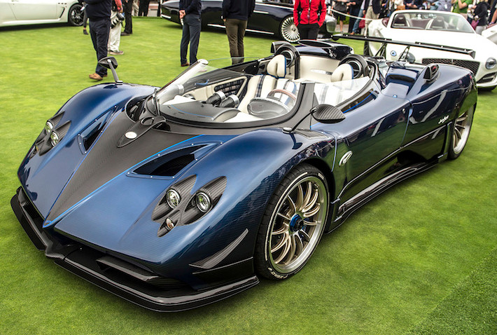 Vừa được "trình làng" tại lễ hội xe "quý tộc" Concours'd Elegance, Pagani Zonda HP Barchetta là một trong những phiên bản Zonda đặc biệt hiếm hoi với mui trần. Về cơ bản, HP Barchetta là một chiếc Zonda 760 Series với vòm mui bị "chém" một nửa. Không giống các phiên bản khác, kính chắn gió của chiếc xe ngắn hơn hẳn để tạo thành dáng speedster thể thao.
