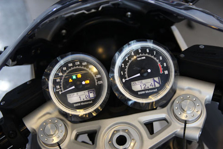 Bảng đồng hồ của R nine T Racer cũng có thiết kế hoài cổ với đồng hồ báo tốc và báo tua chạy cơ, tuy nhiên mỗi đồng hồ còn có một màn hình nhỏ để chỉ các thông tin khác. Xe chỉ có sẵn phanh ABS, trong khi hệ thống điều khiển lực kéo là trang bị tùy chọn.