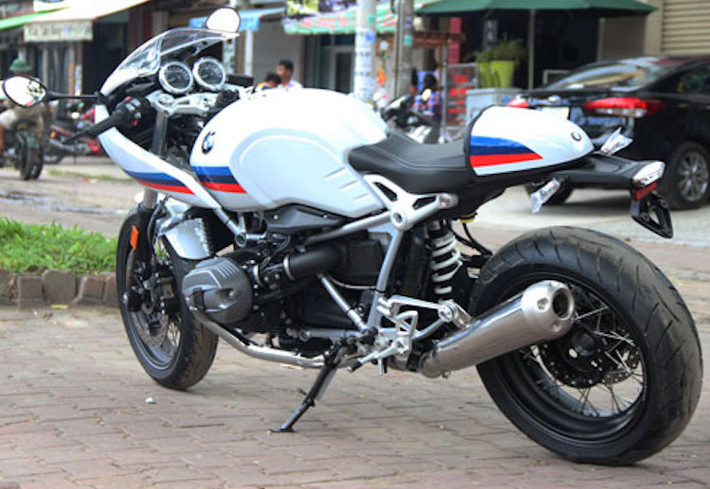 Hiện chưa rõ giá bán khi về tới thị trường Việt Nam của BMW R nine T Racer, tuy nhiên ở thị trường Mỹ, dòng xe này có giá khởi điểm từ 13.295 USD (tương đương 302 triệu đồng).