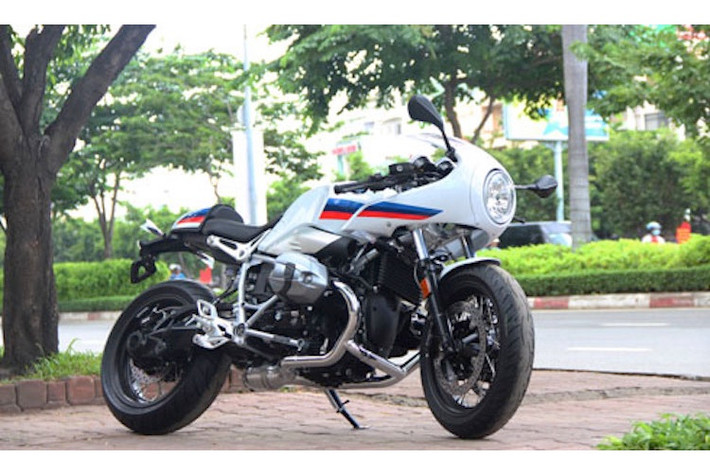 Tại triển lãm Intermot 2016, "gia đình" xe hoài cổ R nine T của BMW Motorrad đã chào đón thêm thành viên mới là chiếc môtô BMW R nine T Racer. Được thiết kế theo phong cách cafe racer, R nine T Racer là 1 trong 5 phiên bản hiện tại của dòng xe, bên cạnh các bản Pure, Roadster, Scrambler và Urban G/S.