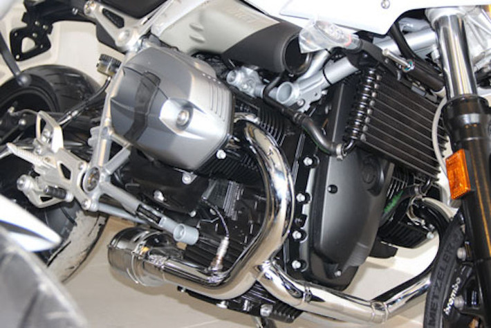 Cung cấp sức mạnh cho R nine T Racer tiếp tục là khối động cơ Boxer 2 xi-lanh 1170 cc làm mát bằng không khí kết hợp dầu, với công suất tối đa 110 mã lực. Tuy nhiên trên chiếc xe, ống xả đã được thiết kế lại, mạ chrome bóng loáng và có van pô để tạo ra âm thanh đặc trưng của máy boxer trong khi vẫn đảm bảo được tiêu chuẩn tiếng ồn khắt khe của châu Âu.