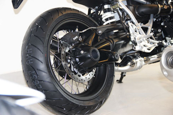 Dù là dòng xe hoài cổ nhưng R nine T Racer lại được trang bị mâm đúc 5 cánh khá hiện đại để giảm giá thành xe. Tuy nhiên chiếc xe đầu tiên về Việt Nam đã được đặt tùy chọn bánh căm để đúng "chất" hoài cổ. Cũng giống như các phiên bản khác của dòng R nine T, khách hàng cũng có thể lựa chọn rất nhiều phụ kiện khác nhau cho chiếc xe.