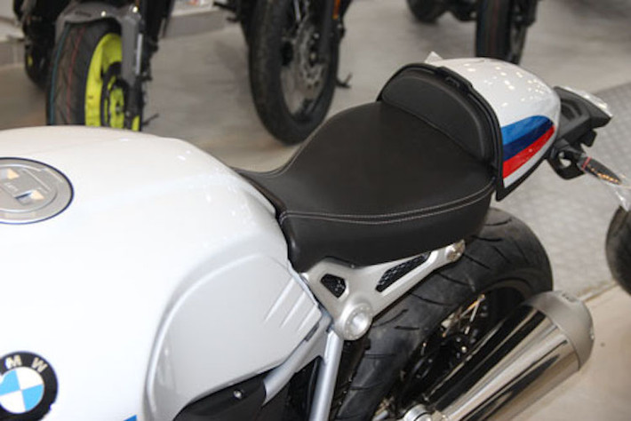 Phong cách cafe racer của R nine T Racer còn được thể hiện rõ ở phần đuôi xe với "gò" đặc trưng và yên solo. Dù có thiết kế có vẻ giống như phiên bản R nine T Roadster nhưng bình xăng của Racer được làm từ thép thay vì nhôm và có thể tích 17 lít.
