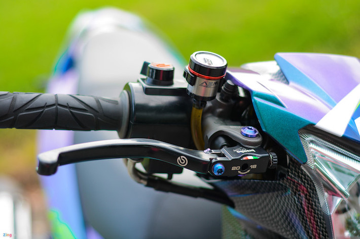 Ở phần đầu xe, cùm phanh và phanh hàng hiệu của Brembo, bình dầu AEM, bao tay Spider được chủ xe trang bị cho xế yêu của mình.