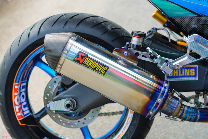 Ống xả hiệu suất cao bằng titan của Akrapovic cho âm thanh uy lực. Bình dầu thắng sau cũng được thay bằng bình dầu của AEM.