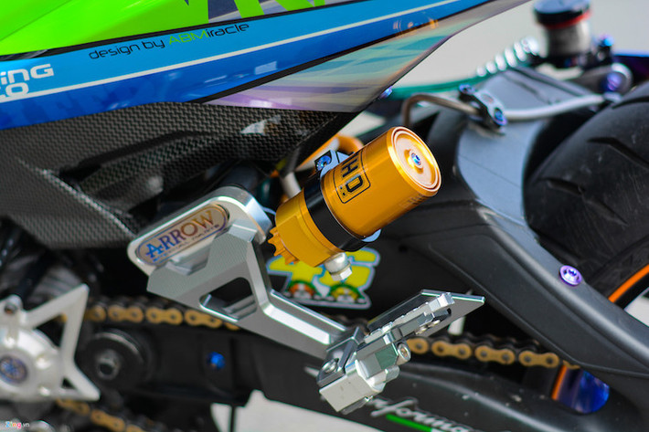 Phuộc sau dạng Monoshock của Ohlins và bộ gác chân tiện CNC.